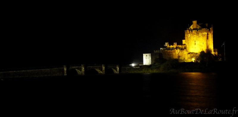Eilean Donan Castle de nuit_pano