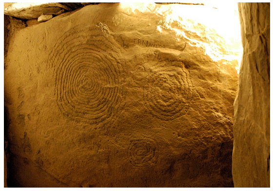 Spirale gravee et graffiti moderne Newgrange