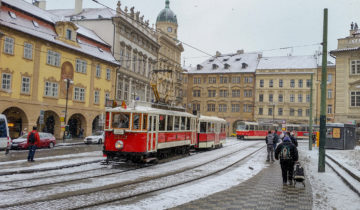 Grande place de Mala Strana sous la neige