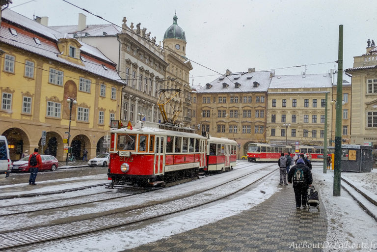 Grande place de Mala Strana sous la neige