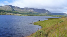 Lough Inagh devant les Twelve Bens