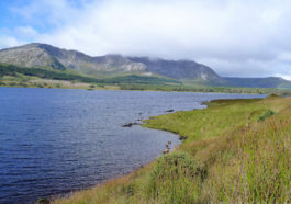 Lough Inagh devant les Twelve Bens