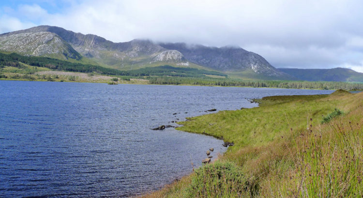 Lough Inagh devant les Twelve Bens