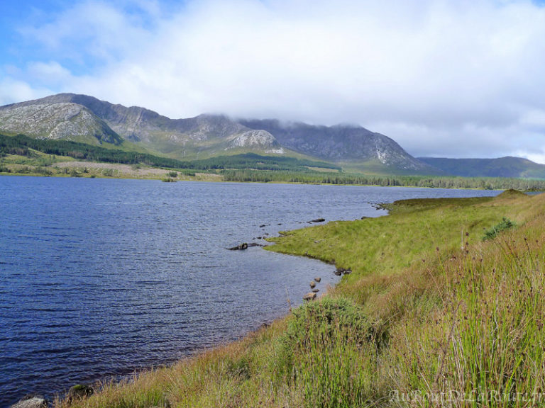 Lough Inagh devant les Twelve Bens