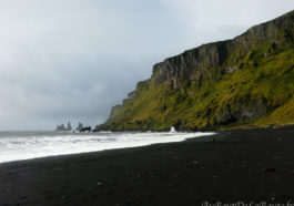 Vue sur Reynisdrangar de la plage de Vik