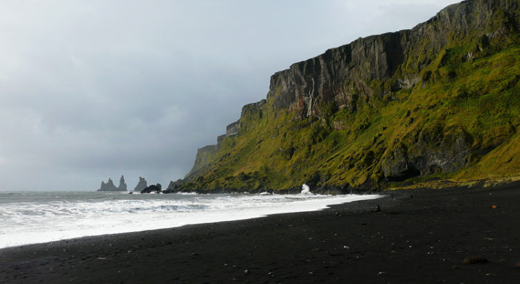 Vue sur Reynisdrangar de la plage de Vik