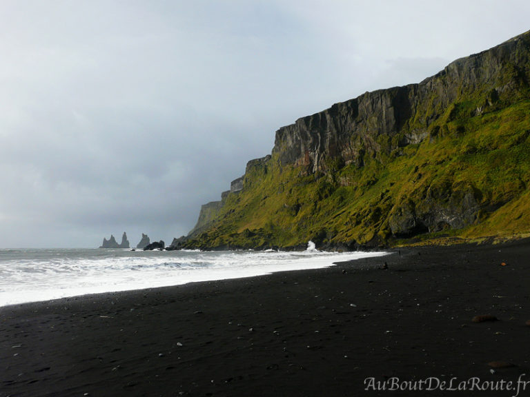 Vue sur Reynisdrangar de la plage de Vik